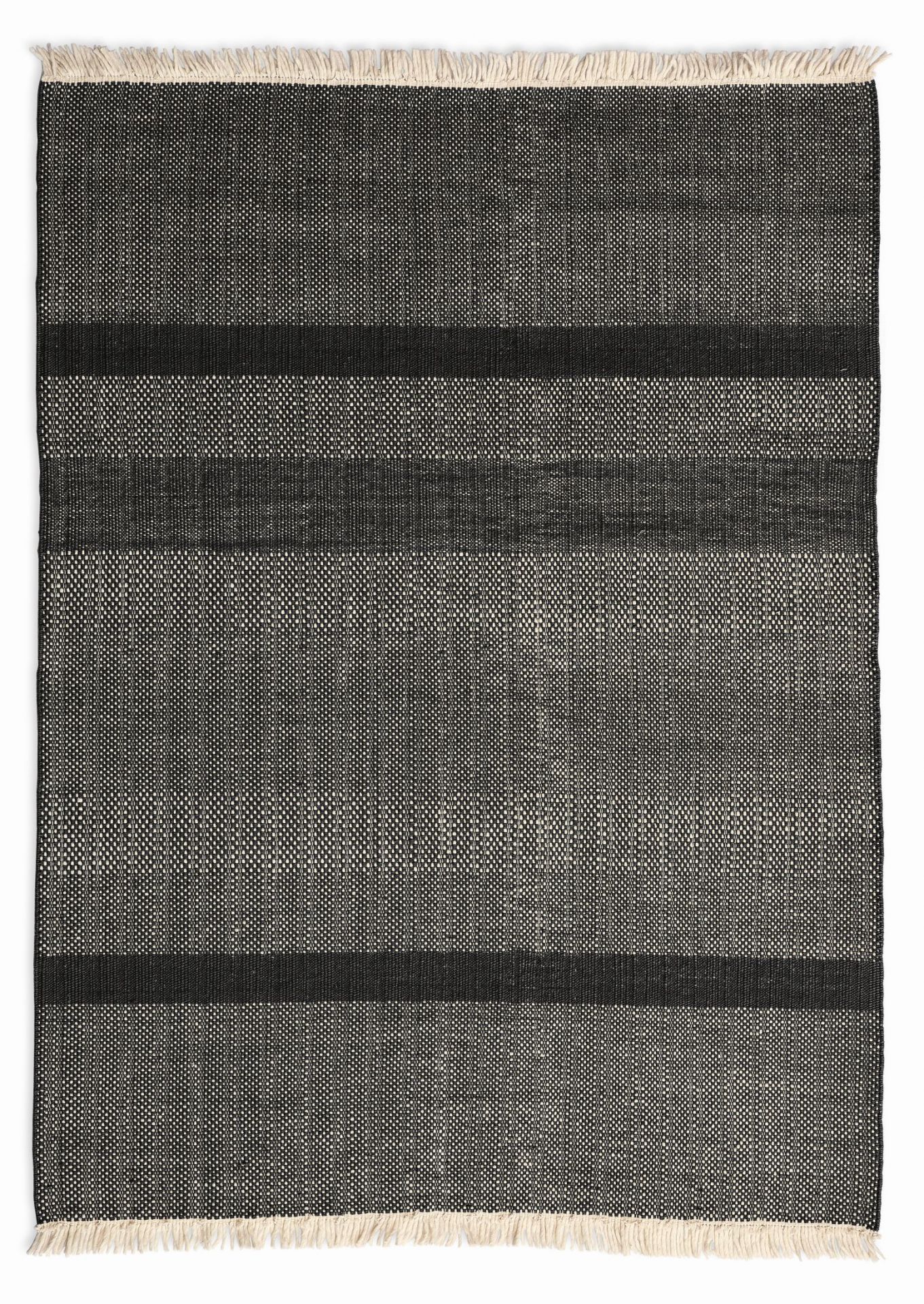 Nanimarquina Teppich Tres Texture, schwarzer Wollteppich mit Fransen und horizontalen Streifen, Detailaufnahme.
